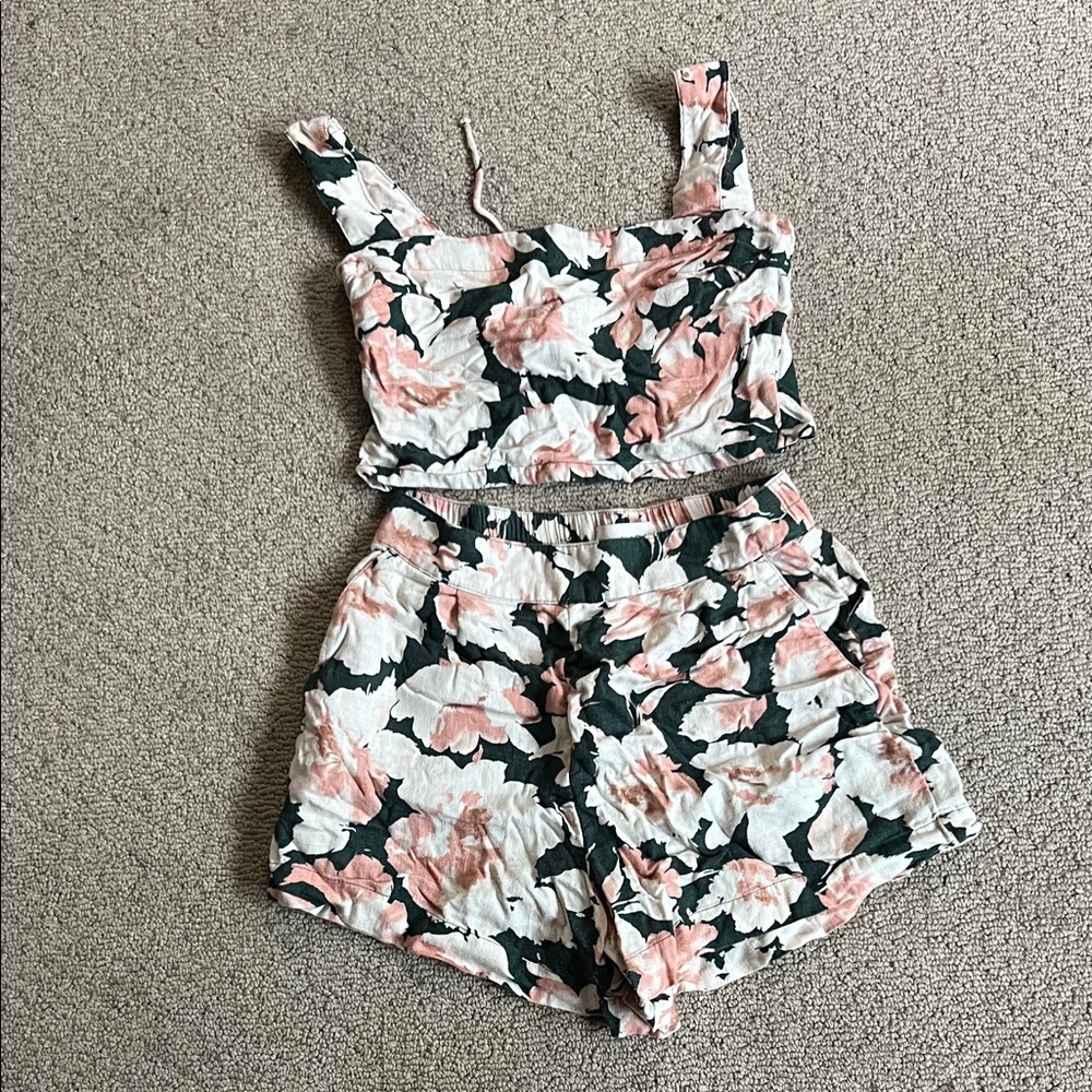 Outfit Set of Abercrombie & Fitch Pink and White Linen Floral Crop Top & Shorts